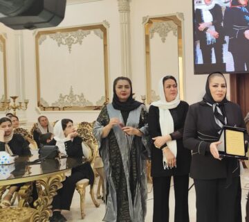 تقدیر از رئیس اتحادیه ی آرایش و پیرایش بانوان شهرستان سبزوار سرکار خانم چشمی توسط انجمن آموزشگاه های مراقبت زیبایی