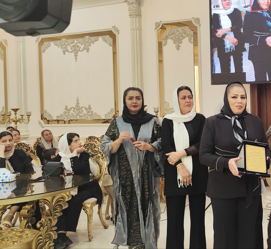 تقدیر از رئیس اتحادیه ی آرایش و پیرایش بانوان شهرستان سبزوار سرکار خانم چشمی توسط انجمن آموزشگاه های مراقبت زیبایی