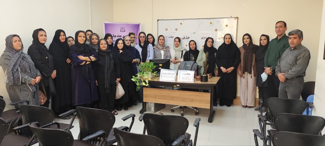 جلسه ای در مرکز خدمات جامع سلامت کوشک در خصوص پیشگیری از بیماری های هپاتیت و ایدز با هماهنگی اتحادیه آرایش و پیرایش بانوان سبزوار باحضور آقای دکتر جوینی،آقای مهندس یاسینی،خانم مهندس زرقی و جمعی از همکاران گرامی برگزار شد.